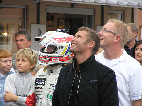 Tom K sammen med sig selv, ser på at raceren bliver læsset af i Hobro.
Forklaringen på dette er dog ganske enkel - bag styrthjælm og balaclava gemmer sig go kart køreren Christoffer Nygaard, som denne dag optrådte som Le Mans vinder 'wanna be'.
(Foto: Motorsporten.dk)